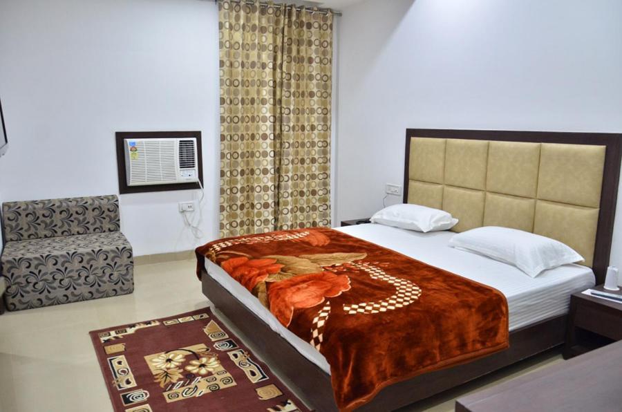 Hotel Popular Amritszár Kültér fotó