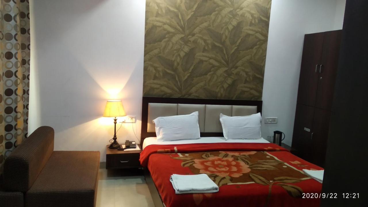 Hotel Popular Amritszár Kültér fotó