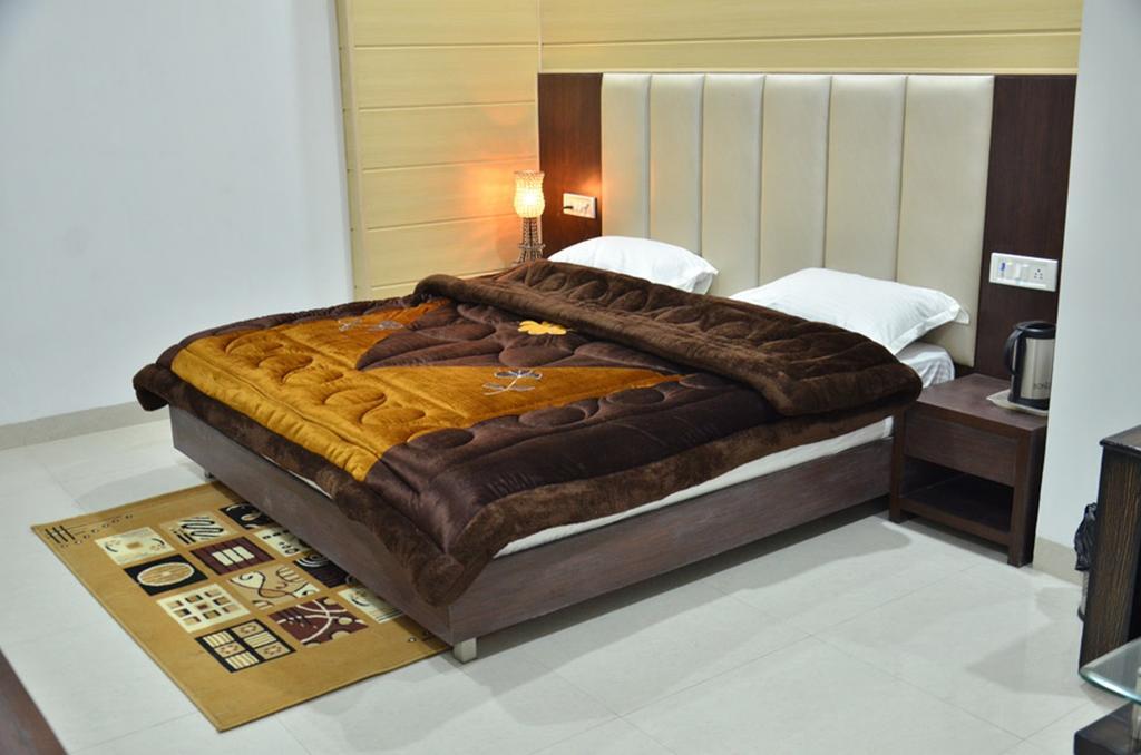 Hotel Popular Amritszár Kültér fotó