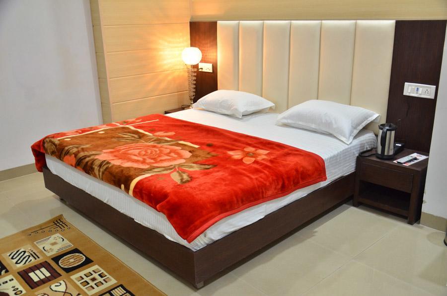 Hotel Popular Amritszár Kültér fotó